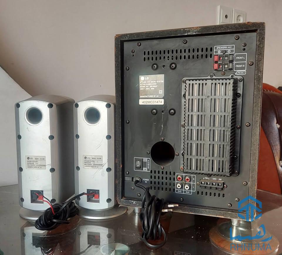 یک عدد دستگاه  اسپیکر  بوفر LG