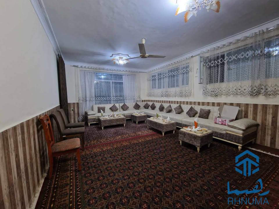 فروش عاجل کوچ ۱۲ نفری ال شکل کاملا جدید با بالشت و میز های آن