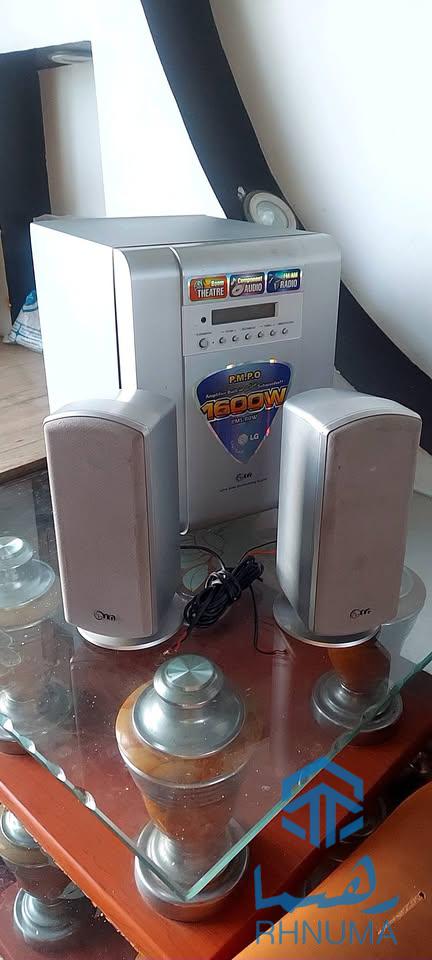یک عدد دستگاه  اسپیکر  بوفر LG