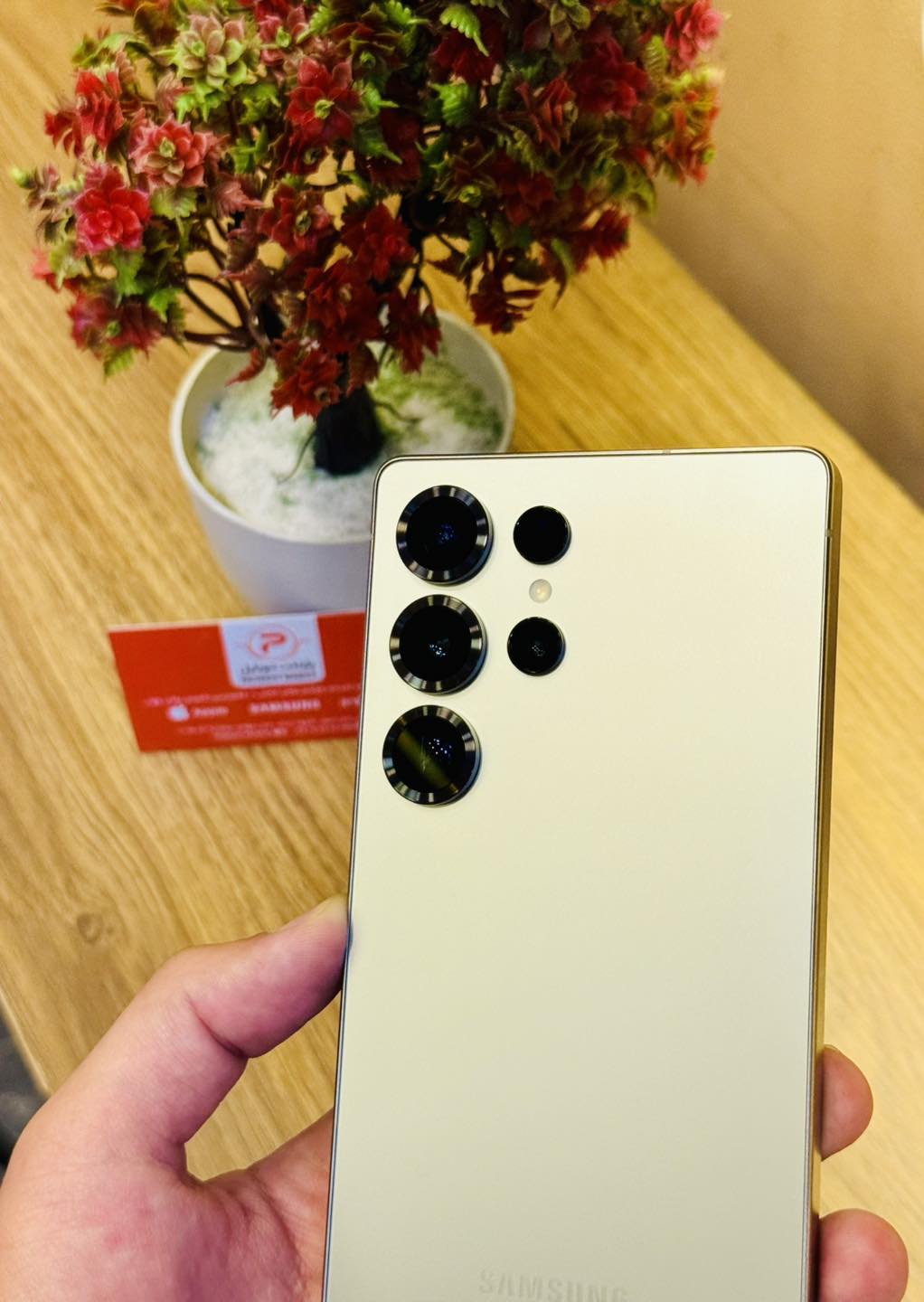 با Galaxy S25 Ultra، دیگه هیچ چیزی از چشم‌ ات پنهان نمی‌مانه! دوربین فوق‌حرفه‌ای ۲۰۰ مگاپیکسلی، طراحی شیک، صفحه‌نمایش Dynamic AMOLED و چیپست سریع باعث شده این موبایل یکی از بهترین‌های ۲۰۲۵ باشه. مخصوص عاشقای کیفیت و تکنولوژی