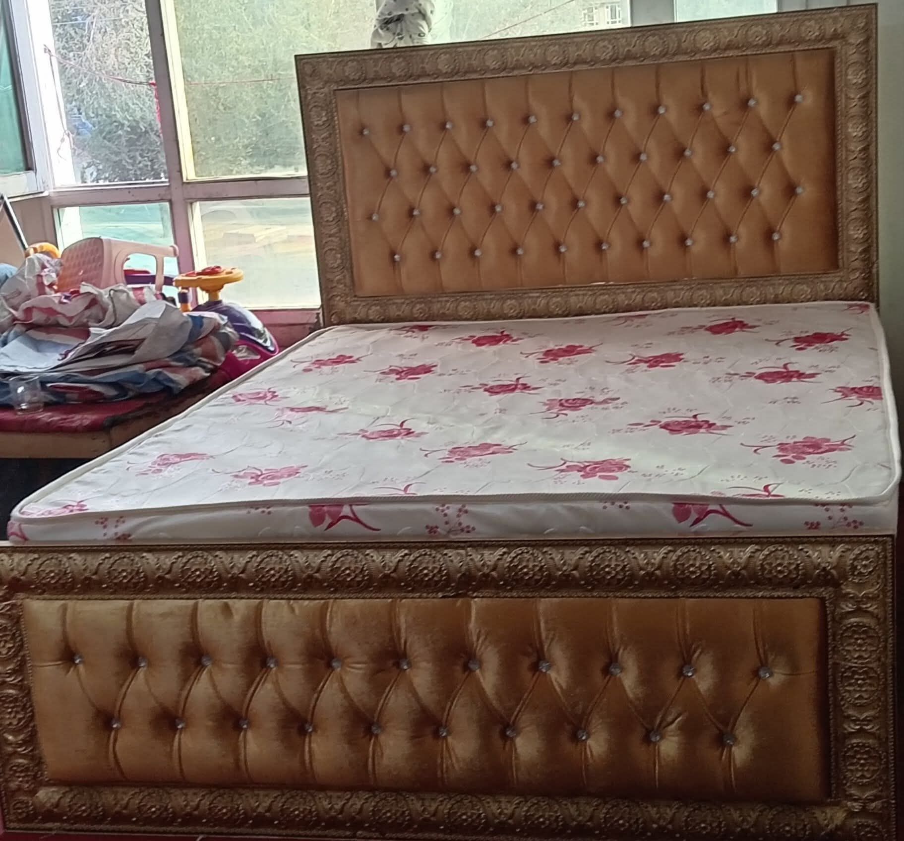 یک تخت خواب دو نفره فروشی