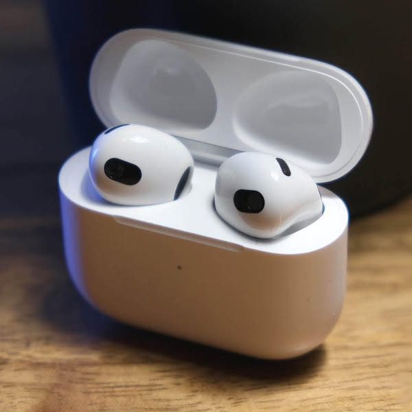 گوشکی های بی‌سیم جدید ایپل (AirPods 4) را که دارای انکشافات عالیست، به نرخ مناسب از خپلواک موبایل خریداری فرمایید.