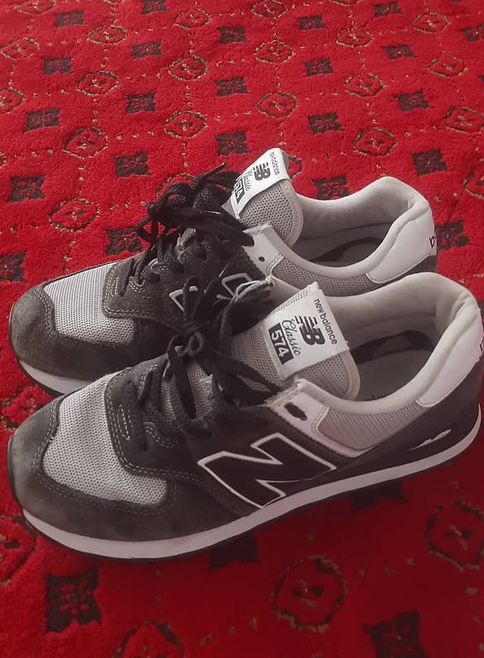 یک جوره کرمچ لیلامی برند new balance 574