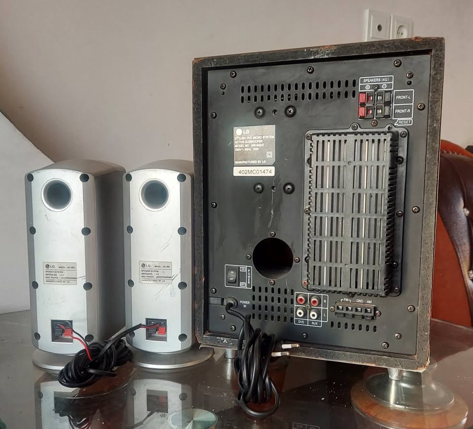یک عدد دستگاه  اسپیکر  بوفر LG